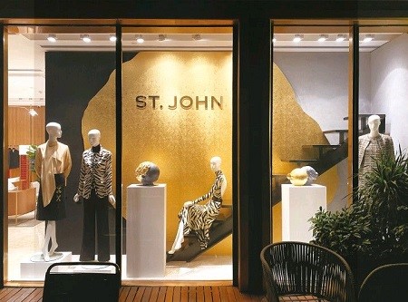 Decoding Luxury Retail: Psychology of Store Layouts & Visual Merchandising